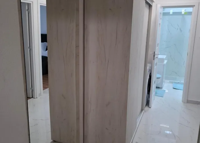 In Piata Victoriei, 3 Rooms, Modernized, Building With Elevator