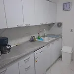 In Piata Victoriei, 3 Rooms, Modernized, Building With Elevator Apartmán