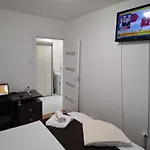 In Piata Victoriei, 3 Rooms, Modernized, Building With Elevator Bukurešť