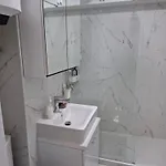 In Piata Victoriei, 3 Rooms, Modernized, Building With Elevator شقة