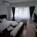 In Piata Victoriei, 3 Rooms, Modernized, Building With Elevator بوخارست
