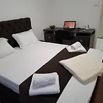 In Piata Victoriei, 3 Rooms, Modernized, Building With Elevator بوخارست