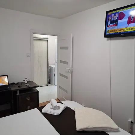 In Piata Victoriei, 3 Rooms, Modernized, Building With Elevator بوخارست