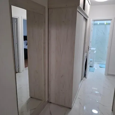 In Piata Victoriei, 3 Rooms, Modernized, Building With Elevator