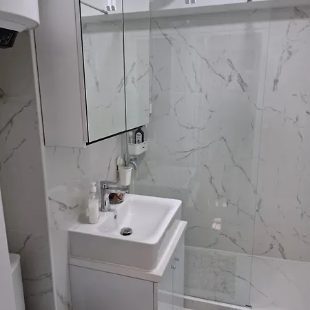 In Piata Victoriei, 3 Rooms, Modernized, Building With Elevator شقة