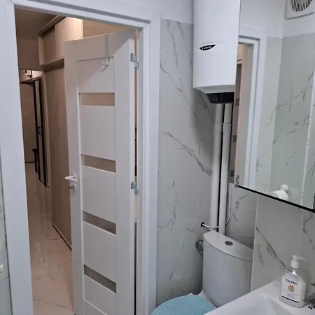 In Piata Victoriei, 3 Rooms, Modernized, Building With Elevator