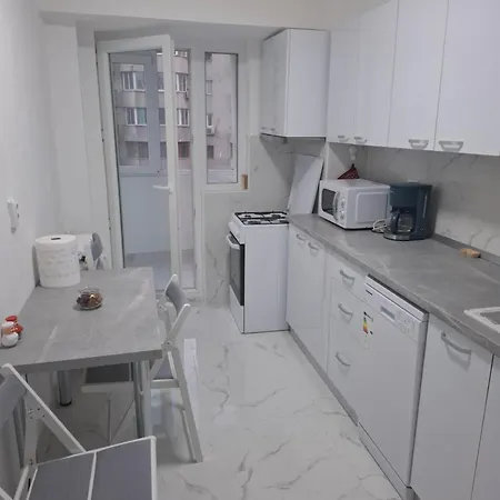 In Piata Victoriei, 3 Rooms, Modernized, Building With Elevator Апартаменты