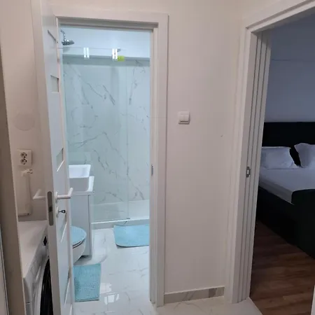 In Piata Victoriei, 3 Rooms, Modernized, Building With Elevator Бухарест