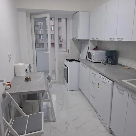 In Piata Victoriei, 3 Rooms, Modernized, Building With Elevator *