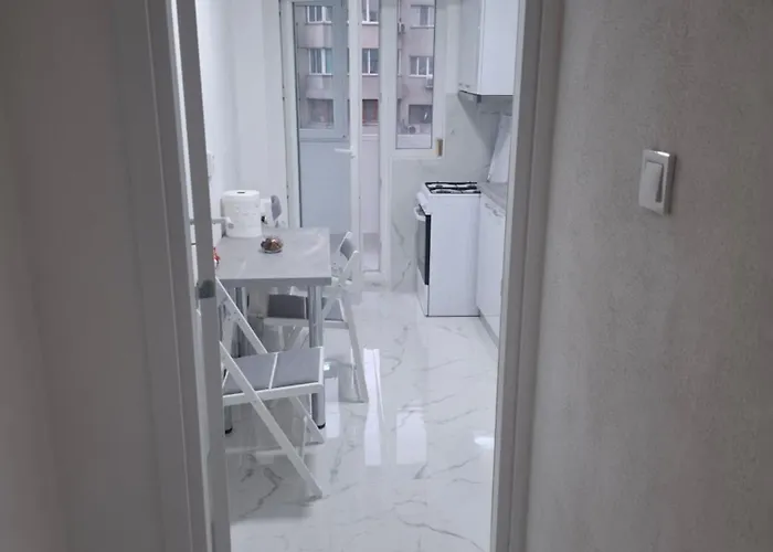 In Piata Victoriei, 3 Rooms, Modernized, Building With Elevator