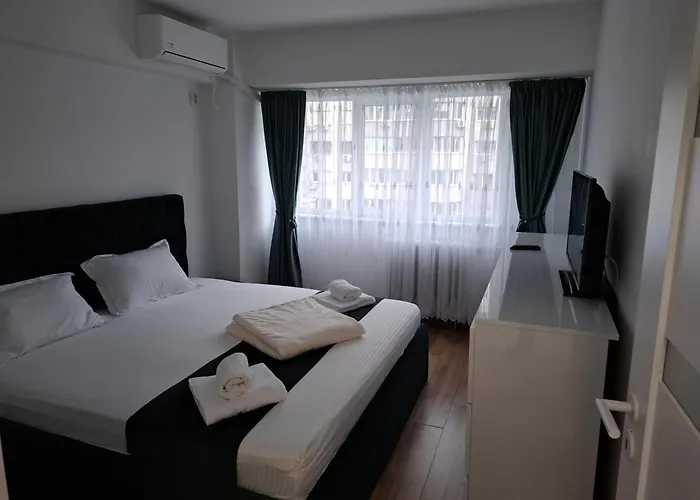 In Piata Victoriei, 3 Rooms, Modernized, Building With Elevator بوخارست