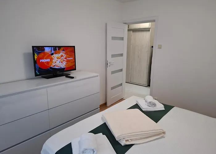 In Piata Victoriei, 3 Rooms, Modernized, Building With Elevator *