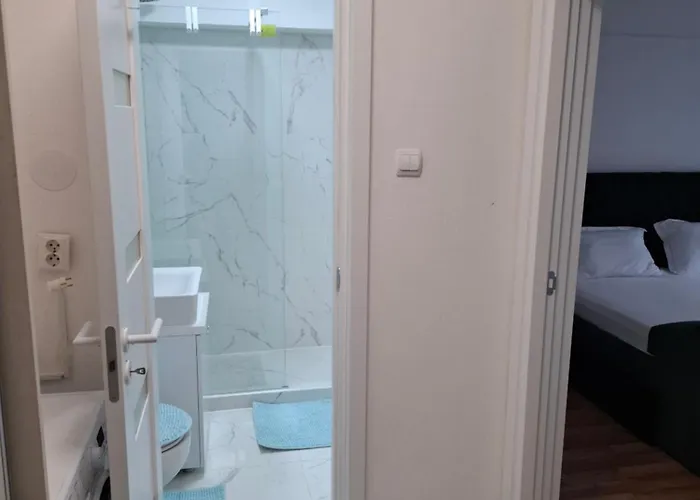 In Piata Victoriei, 3 Rooms, Modernized, Building With Elevator ブカレスト