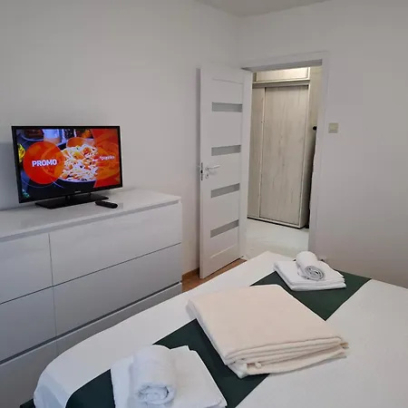 In Piata Victoriei, 3 Rooms, Modernized, Building With Elevator *