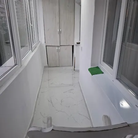 Lejlighed In Piata Victoriei, 3 Rooms, Modernized, Building With Elevator Bukarest