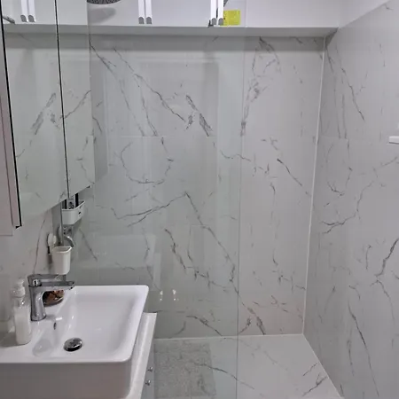 Lejlighed In Piata Victoriei, 3 Rooms, Modernized, Building With Elevator Bukarest