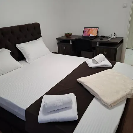 In Piata Victoriei, 3 Rooms, Modernized, Building With Elevator Bukarest