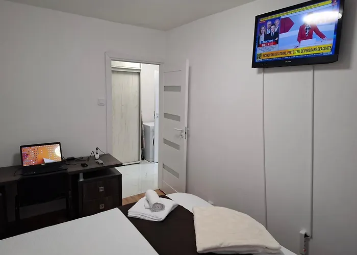 In Piata Victoriei, 3 Rooms, Modernized, Building With Elevator Bukareszt